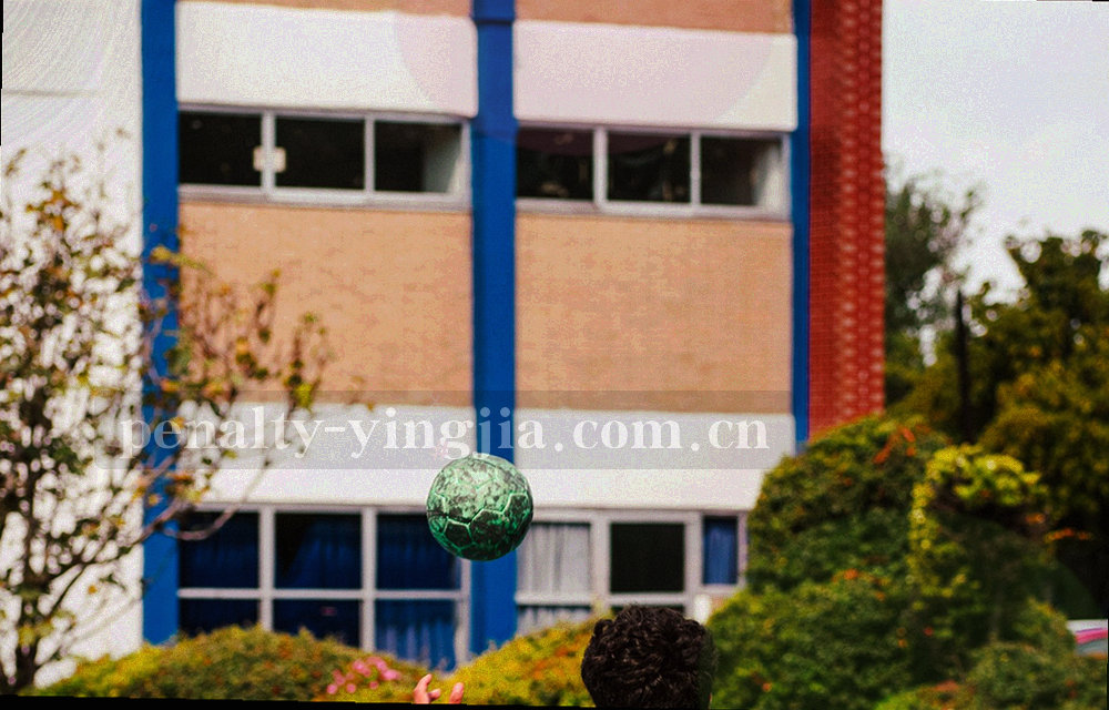 显示器屏幕上的统计图表局部特写，图表元素抽象模糊，不出现品牌标识